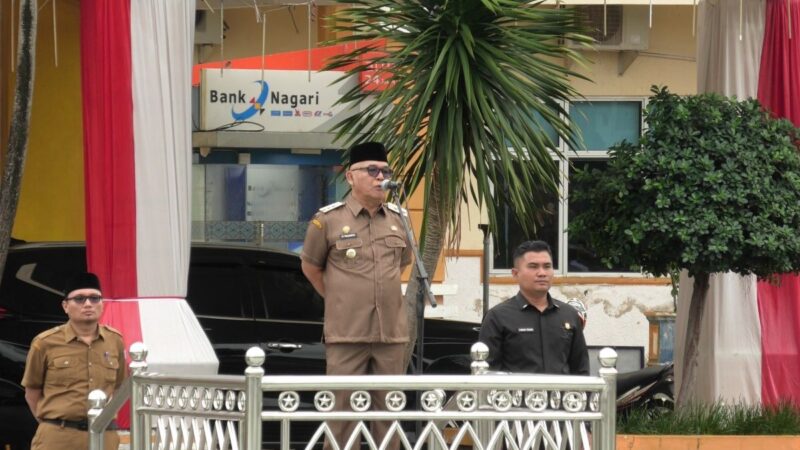 Bupati Pasbar, Yulianto memimpin apel gabungan ASN di halaman Kantor bupati, Senin (1/9). (Foto: Diskominfo Pasbar)