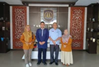 
Kepala DPMPTSP Pessel, Ir Nuzirwan, N MT (dua dari kanan), Sekretaris DPMPTSP, Yuli Astuti dan Kabid DPMPTSP bersama Kasi Lantaskim Imigrasi Kelas I TPI Padang, Deni Harianto, (dua dari kiri) saat kunjungan. (Foto: Dok. DPMPTSP)