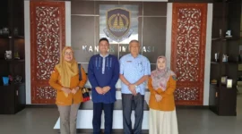 
Kepala DPMPTSP Pessel, Ir Nuzirwan, N MT (dua dari kanan), Sekretaris DPMPTSP, Yuli Astuti dan Kabid DPMPTSP bersama Kasi Lantaskim Imigrasi Kelas I TPI Padang, Deni Harianto, (dua dari kiri) saat kunjungan. (Foto: Dok. DPMPTSP)