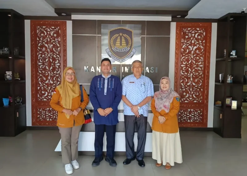 
Kepala DPMPTSP Pessel, Ir Nuzirwan, N MT (dua dari kanan), Sekretaris DPMPTSP, Yuli Astuti dan Kabid DPMPTSP bersama Kasi Lantaskim Imigrasi Kelas I TPI Padang, Deni Harianto, (dua dari kiri) saat kunjungan. (Foto: Dok. DPMPTSP)