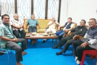 
Sekjen DPP PKPS, Bakri Maulana (tiga dari kanan) dalam kunjungan silaturahminya dengan pengurus DPW PKPS Sumbar di Padang. (Foto: Dok. AG)
