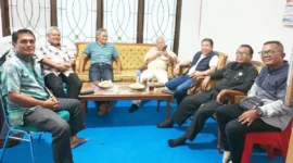 
Sekjen DPP PKPS, Bakri Maulana (tiga dari kanan) dalam kunjungan silaturahminya dengan pengurus DPW PKPS Sumbar di Padang. (Foto: Dok. AG)