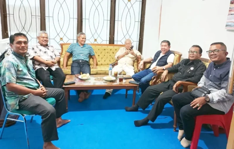 
Sekjen DPP PKPS, Bakri Maulana (tiga dari kanan) dalam kunjungan silaturahminya dengan pengurus DPW PKPS Sumbar di Padang. (Foto: Dok. AG)