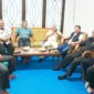 
Sekjen DPP PKPS, Bakri Maulana (tiga dari kanan) dalam kunjungan silaturahminya dengan pengurus DPW PKPS Sumbar di Padang. (Foto: Dok. AG)