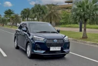 
Awak media melakukan dynamic test untuk mencoba berbagai fitur kenyamanan dan keselamatan Rocky Hybrid di Pantai Indak Kapuk, Kamis (18/9/2025). (Foto: Daihatsu)