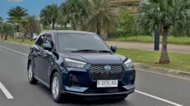 
Awak media melakukan dynamic test untuk mencoba berbagai fitur kenyamanan dan keselamatan Rocky Hybrid di Pantai Indak Kapuk, Kamis (18/9/2025). (Foto: Daihatsu)
