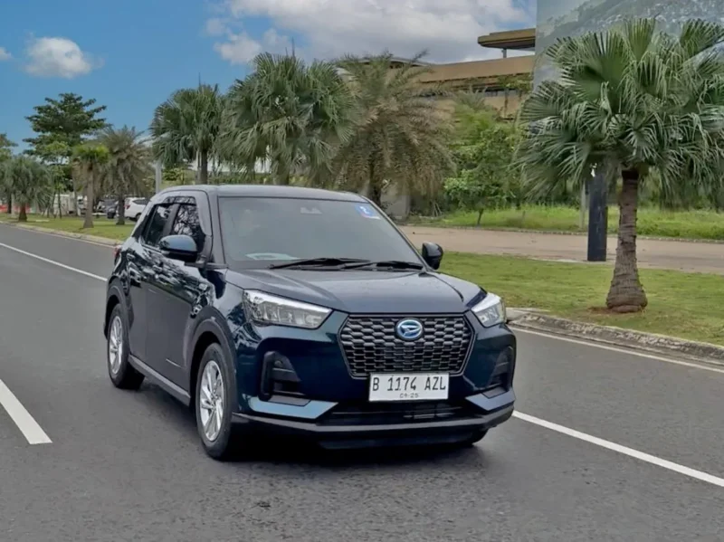 
Awak media melakukan dynamic test untuk mencoba berbagai fitur kenyamanan dan keselamatan Rocky Hybrid di Pantai Indak Kapuk, Kamis (18/9/2025). (Foto: Daihatsu)