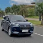 
Awak media melakukan dynamic test untuk mencoba berbagai fitur kenyamanan dan keselamatan Rocky Hybrid di Pantai Indak Kapuk, Kamis (18/9/2025). (Foto: Daihatsu)