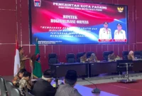 Plt Asisten Pemerintahan dan Kesejahteraan Rakyat Setdako Padang, Mairizon membuka Bimtek Digitalisasi Ormas di Balai Kota Padang, Selasa (23/9/2025). (Foto: Diskominfo Padang)