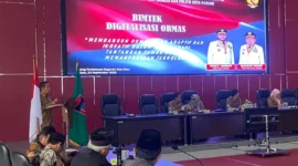 Plt Asisten Pemerintahan dan Kesejahteraan Rakyat Setdako Padang, Mairizon membuka Bimtek Digitalisasi Ormas di Balai Kota Padang, Selasa (23/9/2025). (Foto: Diskominfo Padang)