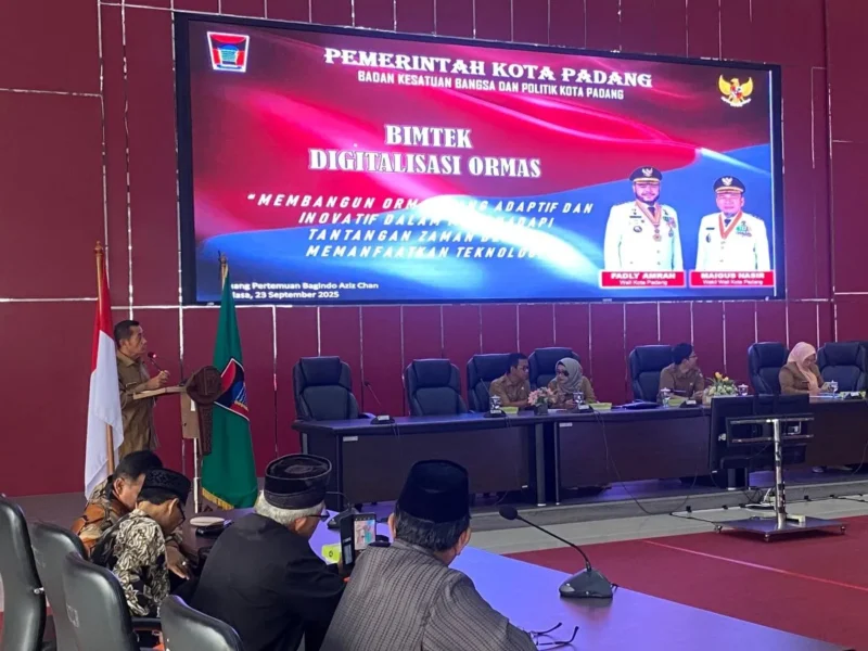 Plt Asisten Pemerintahan dan Kesejahteraan Rakyat Setdako Padang, Mairizon membuka Bimtek Digitalisasi Ormas di Balai Kota Padang, Selasa (23/9/2025). (Foto: Diskominfo Padang)