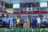 Kepala Dinas Perpustakaan dan Kearsipan (Kadispusip) Kota Padang, Feri Mulyani saat kuliah umum Ngaji Literasi dan Semesta Buku di Auditorium UNP, Selasa (16/9/2025). (Foto: Diskominfo Padang)