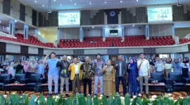Kepala Dinas Perpustakaan dan Kearsipan (Kadispusip) Kota Padang, Feri Mulyani saat kuliah umum Ngaji Literasi dan Semesta Buku di Auditorium UNP, Selasa (16/9/2025). (Foto: Diskominfo Padang)