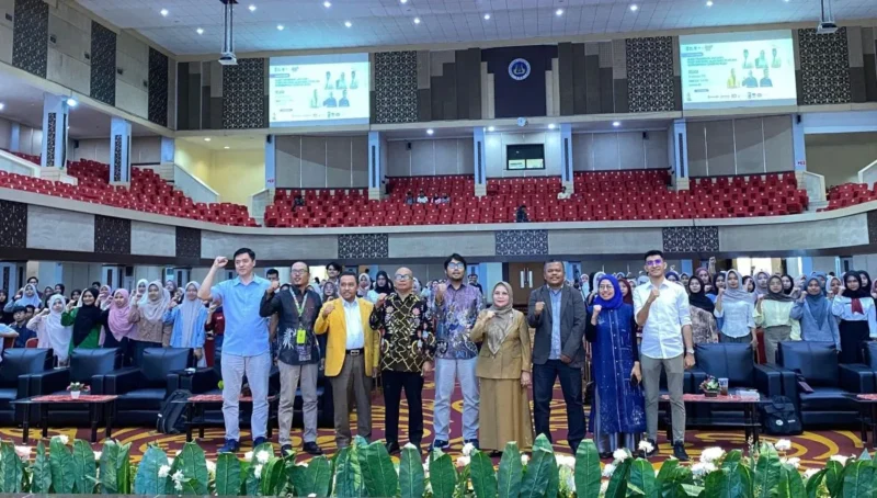 Kepala Dinas Perpustakaan dan Kearsipan (Kadispusip) Kota Padang, Feri Mulyani saat kuliah umum Ngaji Literasi dan Semesta Buku di Auditorium UNP, Selasa (16/9/2025). (Foto: Diskominfo Padang)