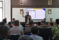Kasat Pol PP Kota Padang, Chandra Eka Putra memimpin rapat koordinasi perdana Dubalang Kota di Aula Kantor Camat Padang Timur, Jumat (26/9/2025). (Foto: Humas Satpol PP Padang)