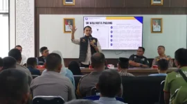 Kasat Pol PP Kota Padang, Chandra Eka Putra memimpin rapat koordinasi perdana Dubalang Kota di Aula Kantor Camat Padang Timur, Jumat (26/9/2025). (Foto: Humas Satpol PP Padang)