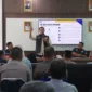 Kasat Pol PP Kota Padang, Chandra Eka Putra memimpin rapat koordinasi perdana Dubalang Kota di Aula Kantor Camat Padang Timur, Jumat (26/9/2025). (Foto: Humas Satpol PP Padang)