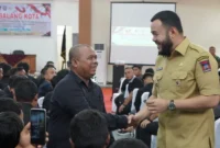 Wali Kota Padang Fadly Amran bersalaman dengan calon Dubalang Kota. (Foto: FB Diskominfo Padang)