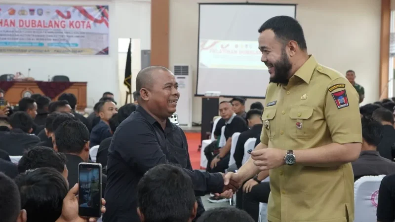 Wali Kota Padang Fadly Amran bersalaman dengan calon Dubalang Kota. (Foto: FB Diskominfo Padang)
