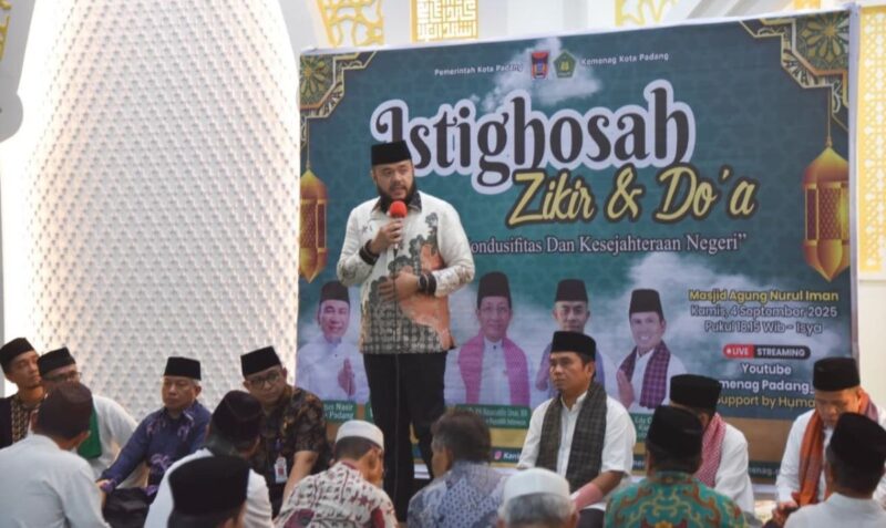 Wali Kota Padang Fadly Amran menghadiri kegiatan Dzikir dan Doa Bersama di Masjid Agung Nurul Iman, Kamis (4/9/2025). (Foto: Prokopim Padang)