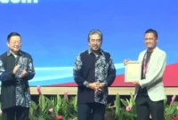 Kepala DLH Padang, Fadelan Fitra Masta menerima Certificate of Recognition (COR) di bidang Circular Economy untuk kategori Kota Besar tingkat ASEAN di Langkawi, Malaysia, Rabu (3/9/2025) malam. (Foto: FB Diskominfo Padang)