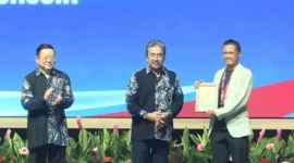 Kepala DLH Padang, Fadelan Fitra Masta menerima Certificate of Recognition (COR) di bidang Circular Economy untuk kategori Kota Besar tingkat ASEAN di Langkawi, Malaysia, Rabu (3/9/2025) malam. (Foto: FB Diskominfo Padang)