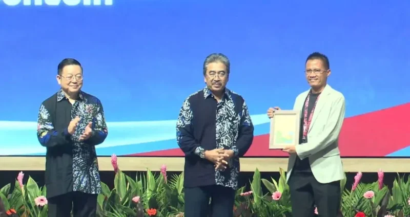 Kepala DLH Padang, Fadelan Fitra Masta menerima Certificate of Recognition (COR) di bidang Circular Economy untuk kategori Kota Besar tingkat ASEAN di Langkawi, Malaysia, Rabu (3/9/2025) malam. (Foto: FB Diskominfo Padang)