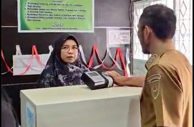 Wakil Wali Kota Padang Panjang, Allex Saputra melakukan sidak di kantor lurah, Senin (1/9/2025). (Foto: Kominfo Padang Panjang)