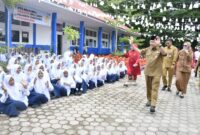 Wakil Wali Kota Padang, Maigus Nasir menyapa siswa SMPN 40 Padang, Selasa (2/9/2025). (Foto: Diskominfo Padang)