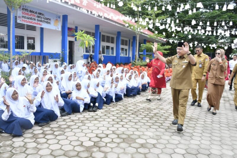 Wakil Wali Kota Padang, Maigus Nasir menyapa siswa SMPN 40 Padang, Selasa (2/9/2025). (Foto: Diskominfo Padang)