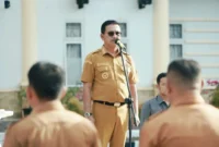 Bupati Solsel, H. Khairunas memimpin apel pagi di halaman Kantor Bupati, Senin (8/9). (Foto: Prokopim Solsel)