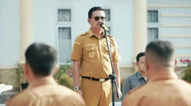 Bupati Solsel, H. Khairunas memimpin apel pagi di halaman Kantor Bupati, Senin (8/9). (Foto: Prokopim Solsel)