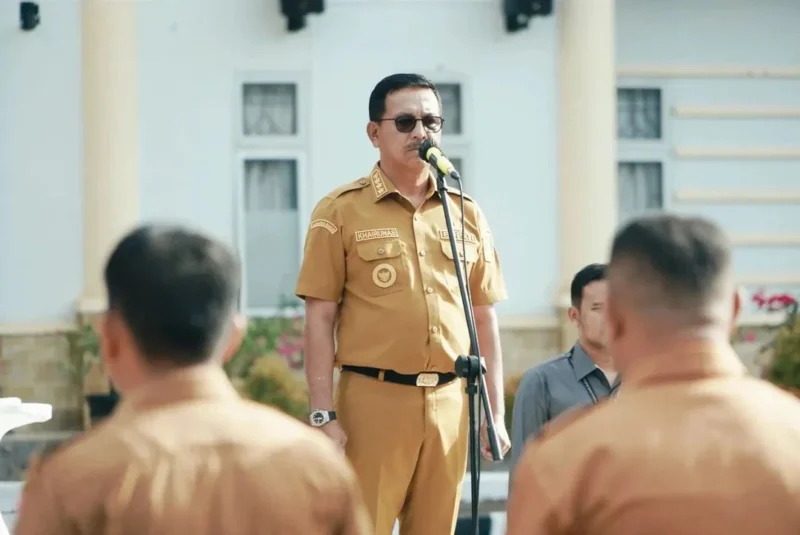 Bupati Solsel, H. Khairunas memimpin apel pagi di halaman Kantor Bupati, Senin (8/9). (Foto: Prokopim Solsel)
