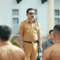 Bupati Solsel, H. Khairunas memimpin apel pagi di halaman Kantor Bupati, Senin (8/9). (Foto: Prokopim Solsel)