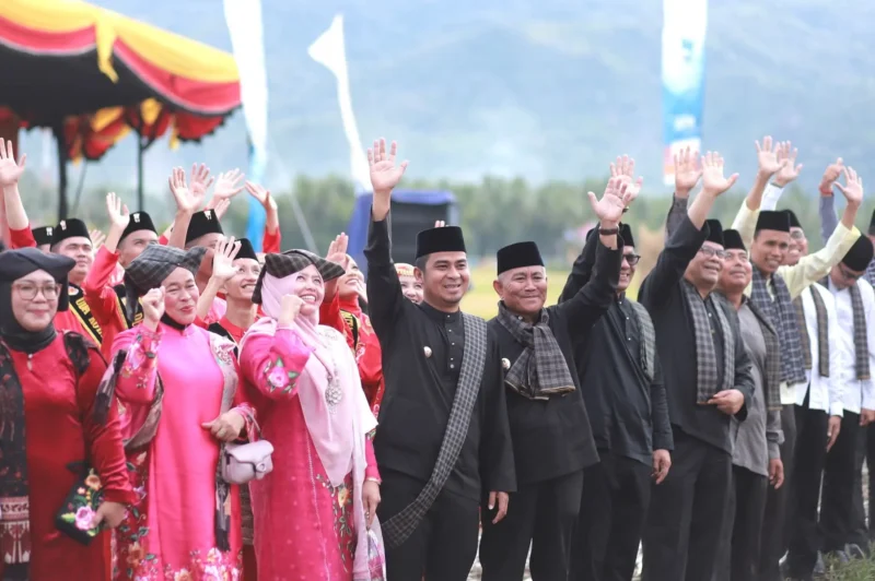 Gelaran Rang Solok Baralek Gadang (RSBG) 2025 resmi ditutup di Hamparan Sawah Solok, Sabtu (13/9/2025). (Foto: Prokopim Solok)