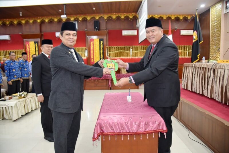 Wali Kota Pariaman Yota Balad melantik Afrizal Azhar sebagai Sekda Kota Pariaman, Rabu (17/9/2025). (Foto: Kominfo Pariaman)