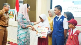 Bupati Dharmasraya, Annisa Suci Ramadhani menyerahkan Program Beasiswa Dharmasraya Juara 2025, Senin (29/9/2025). (Foto: Pemkab Dharmasraya)