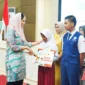 Bupati Dharmasraya, Annisa Suci Ramadhani menyerahkan Program Beasiswa Dharmasraya Juara 2025, Senin (29/9/2025). (Foto: Pemkab Dharmasraya)
