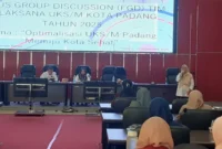 Narasumber menyampaikan materi pada FGD UKS/M yang digelar Bagian Kesra Setdako Padang di Gedung Bagindo Aziz Chan, Balai Kota Padang, Rabu (10/9). (Foto: Javanusa.com)