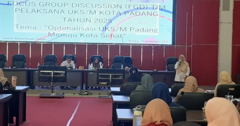 Narasumber menyampaikan materi pada FGD UKS/M yang digelar Bagian Kesra Setdako Padang di Gedung Bagindo Aziz Chan, Balai Kota Padang, Rabu (10/9). (Foto: Javanusa.com)