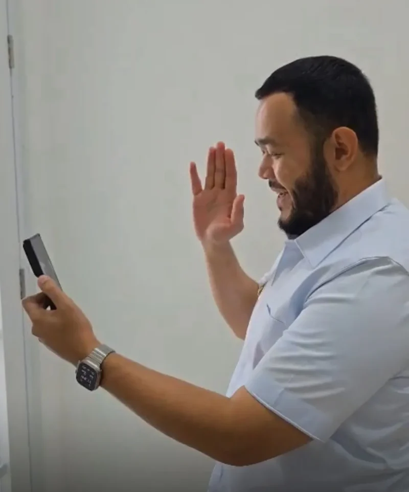 Wali Kota Padang Fadly Amran menerima video call dari Wali Kota Payakumbuh Zulmaeta, Rabu (3/9/2025). (Foto: Prokopim Padang)