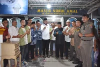 Wali Kota Padang Fadly Amran menghadiri peringatan Maulid Nabi Muhammad SAW 1447 H, di Masjid Nurul Amal Jaruai, Bungtekab, Rabu malam (17/9/2025). (Foto: Prokopim Padang)