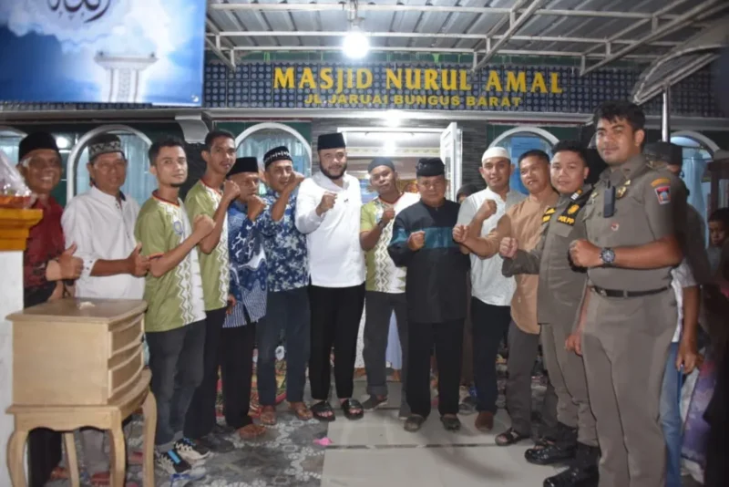 Wali Kota Padang Fadly Amran menghadiri peringatan Maulid Nabi Muhammad SAW 1447 H, di Masjid Nurul Amal Jaruai, Bungtekab, Rabu malam (17/9/2025). (Foto: Prokopim Padang)