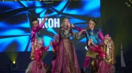 Aksi panggung Fikoh LIDA menyita perhatian penonton pada launching Taste of Padang Experience di Youth Centre, Minggu (3/8/2025) malam. (Foto: FB Diskominfo Padang)
