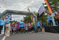 Wakil Wali Kota Padang, Maigus Nasir melepas peserta Fun Run HJK Padang ke-356 di Pantai Padang, Minggu (3/8/2025). (Foto: FB Diskominfo Padang)