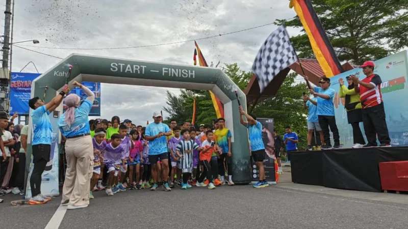 Wakil Wali Kota Padang, Maigus Nasir melepas peserta Fun Run HJK Padang ke-356 di Pantai Padang, Minggu (3/8/2025). (Foto: FB Diskominfo Padang)