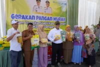 Wali Kota Padang Panjang, Hendri Arnis meninjau pelaksanaan GPM di halaman Kantor Dinas Pangan dan Pertanian, Senin (15/9/2025). (Foto: Kominfo Padang Panjang)