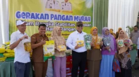 Wali Kota Padang Panjang, Hendri Arnis meninjau pelaksanaan GPM di halaman Kantor Dinas Pangan dan Pertanian, Senin (15/9/2025). (Foto: Kominfo Padang Panjang)