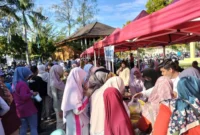 Masyarakat menyerbu GPM di halaman Rumah Tabuik Subarang, Jumat (26/9/2025). (Foto: Kominfo Pariaman)