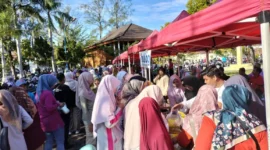 Masyarakat menyerbu GPM di halaman Rumah Tabuik Subarang, Jumat (26/9/2025). (Foto: Kominfo Pariaman)